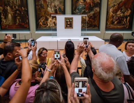 turistas fotografando a Monalisa no Museu do Louvre