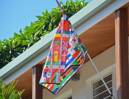 bandeira com várias nacionalidades