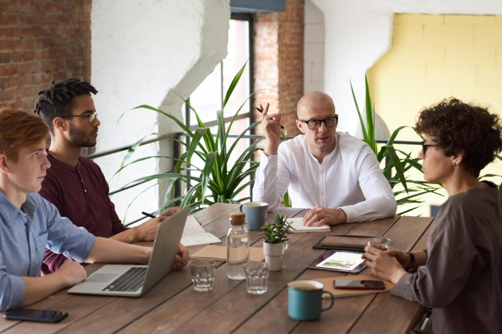 Grupo de personas preparando la estrategia de comunicación 