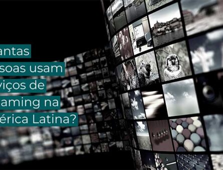 Foto preta e branca com diversas telas passando filmes e séries. Em cima da foto, há um texto branco grifado em verde escuro que diz “quantas pessoas usam serviços de streaming na América Latina?”.