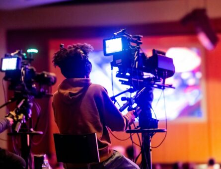 Un camarógrafo trabajando en uno de los medios de comunicación han
