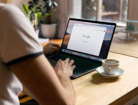 Homem pesquisando no Google.