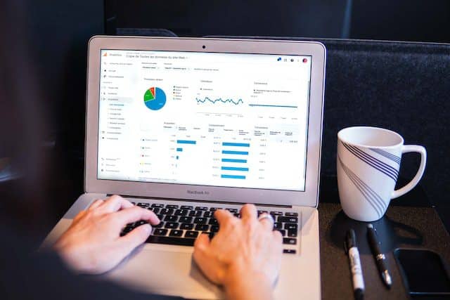 Pessoa navegando no Google Analytics.