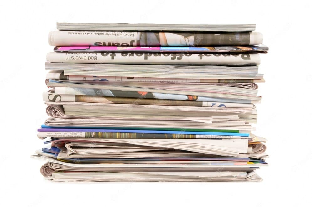 pilha de jornais e revistas velhas 1101 763