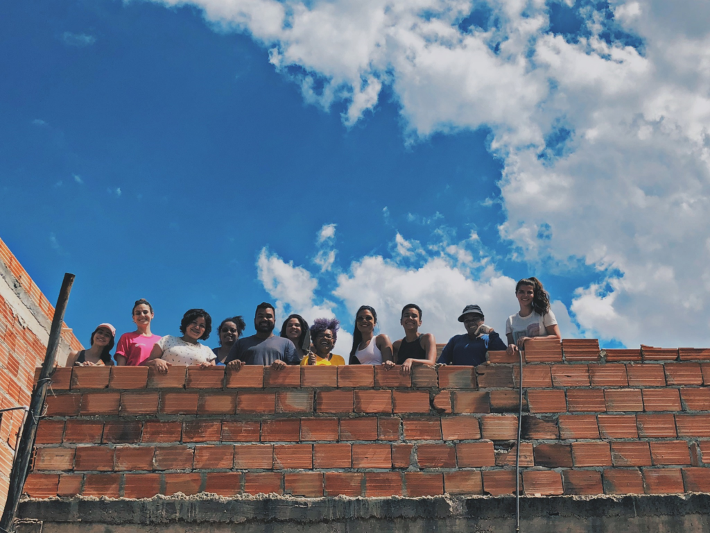 The NGO “Arquitetura na Periferia” created the stamp partner company to stimulate constant support. Image: ANP reproduction.