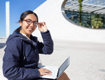 Mujer trabaja por mejorar la tecnología en Perú