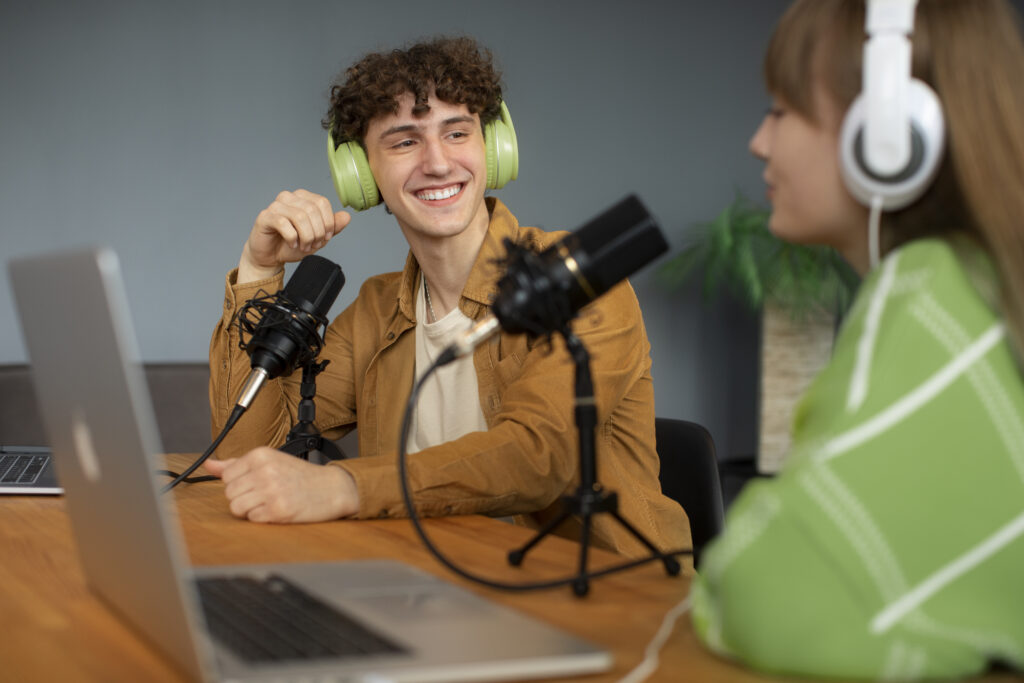 Homem e mulher gravando um dos melhores podcasts de marketing digital 2025